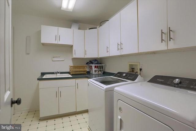 19 STERLING CT, Hershey, PA 17033