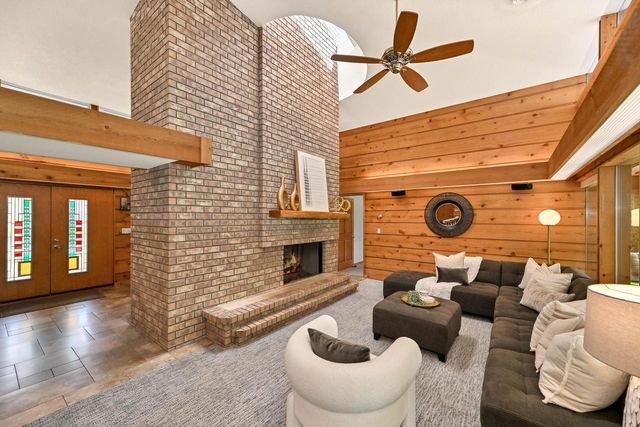 2115 Underwood PARKWAY, Elm Grove, WI 53122