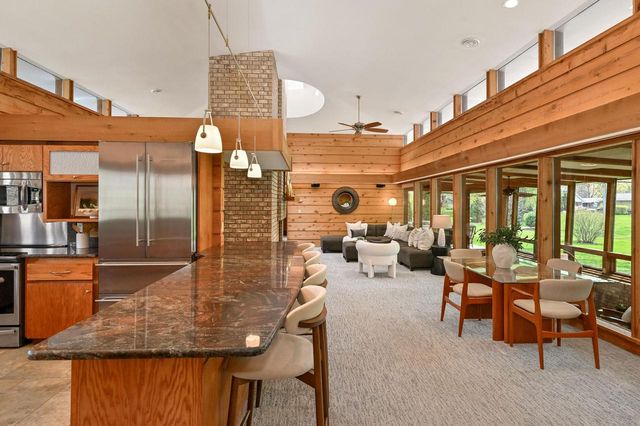 2115 Underwood PARKWAY, Elm Grove, WI 53122
