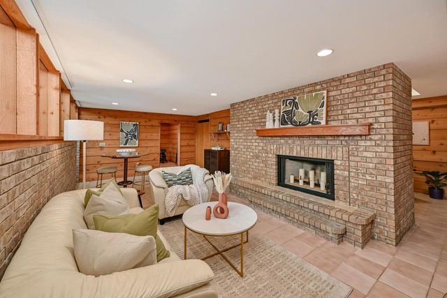 2115 Underwood PARKWAY, Elm Grove, WI 53122