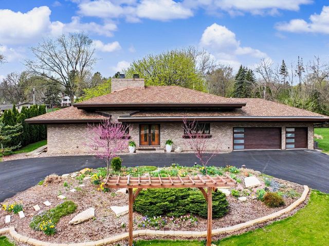 2115 Underwood PARKWAY, Elm Grove, WI 53122