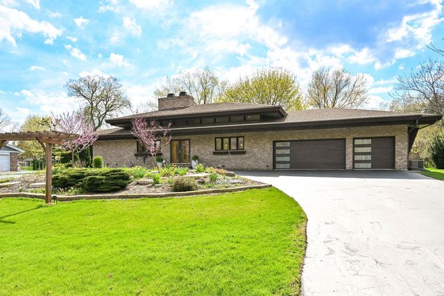 2115 Underwood PARKWAY, Elm Grove, WI 53122
