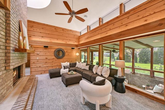 2115 Underwood PARKWAY, Elm Grove, WI 53122