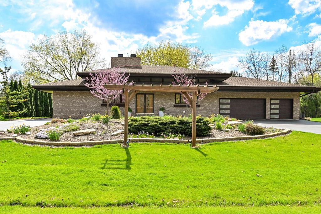 2115 Underwood PARKWAY, Elm Grove, WI 53122