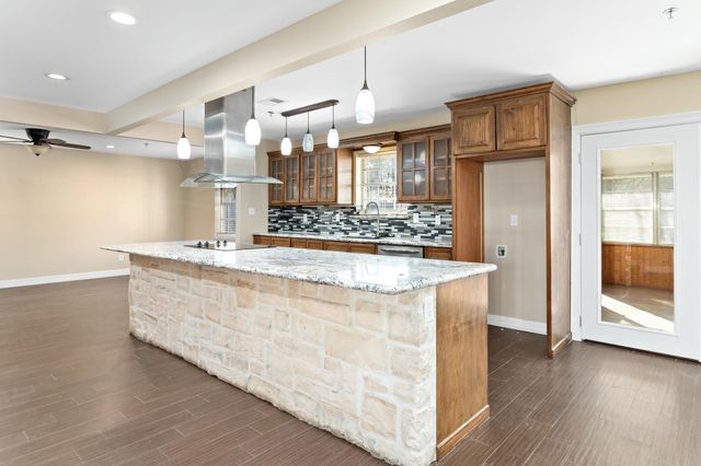 5755 Sul Ross Ln, Beaumont, TX 77706