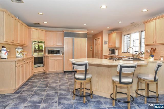 400 Scholar Court, Franklin Lakes, NJ 07417