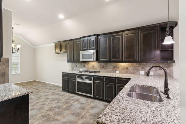 612 Ravenwood Drive, Saginaw, TX 76179