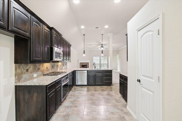 612 Ravenwood Drive, Saginaw, TX 76179