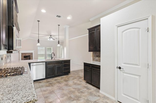 612 Ravenwood Drive, Saginaw, TX 76179