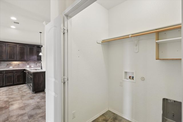 612 Ravenwood Drive, Saginaw, TX 76179