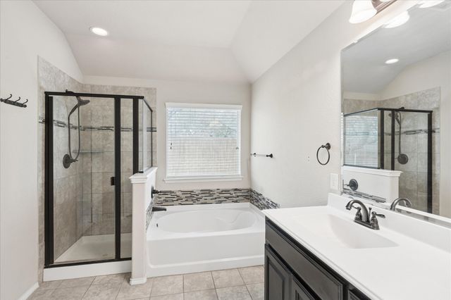 612 Ravenwood Drive, Saginaw, TX 76179