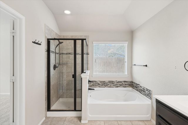 612 Ravenwood Drive, Saginaw, TX 76179