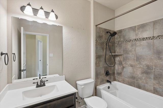 612 Ravenwood Drive, Saginaw, TX 76179