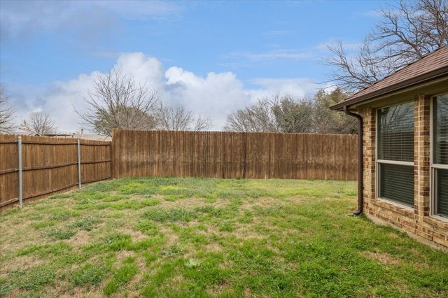 612 Ravenwood Drive, Saginaw, TX 76179