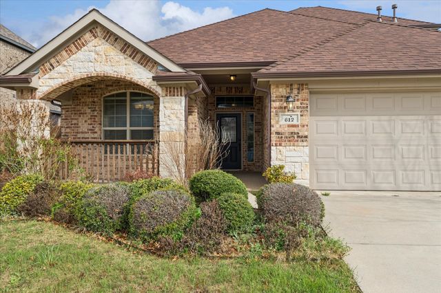 612 Ravenwood Drive, Saginaw, TX 76179