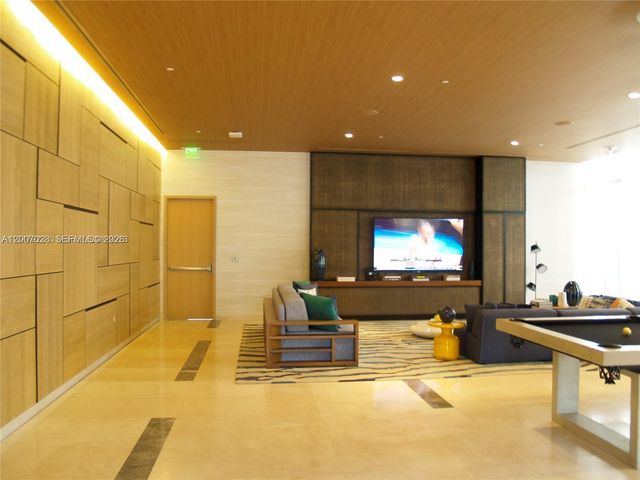 55 SW 9th St 2502, Miami, FL 33130