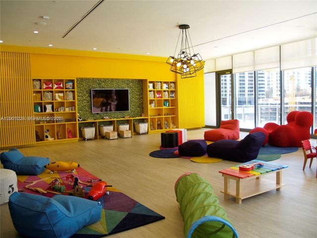 55 SW 9th St 2502, Miami, FL 33130