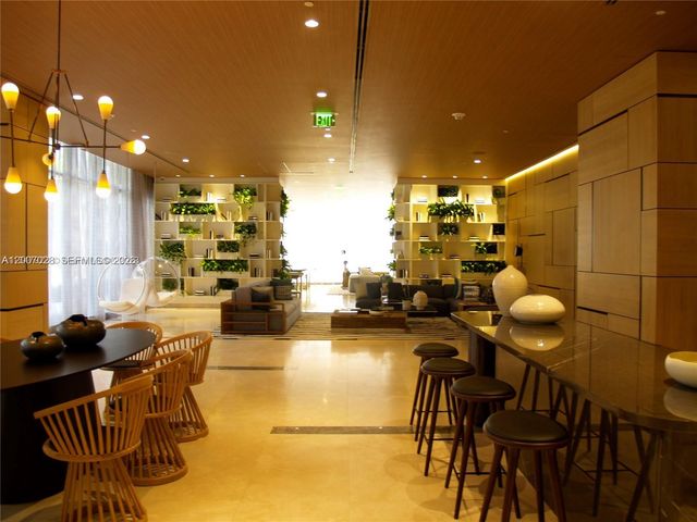 55 SW 9th St 2502, Miami, FL 33130