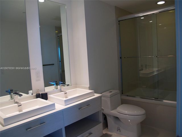 55 SW 9th St 2502, Miami, FL 33130