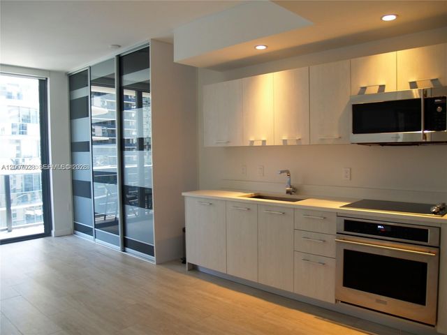 55 SW 9th St 2502, Miami, FL 33130