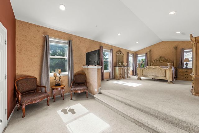 450 Raintree Drive, Oswego, IL 60543