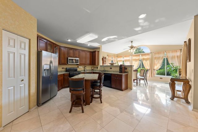 450 Raintree Drive, Oswego, IL 60543