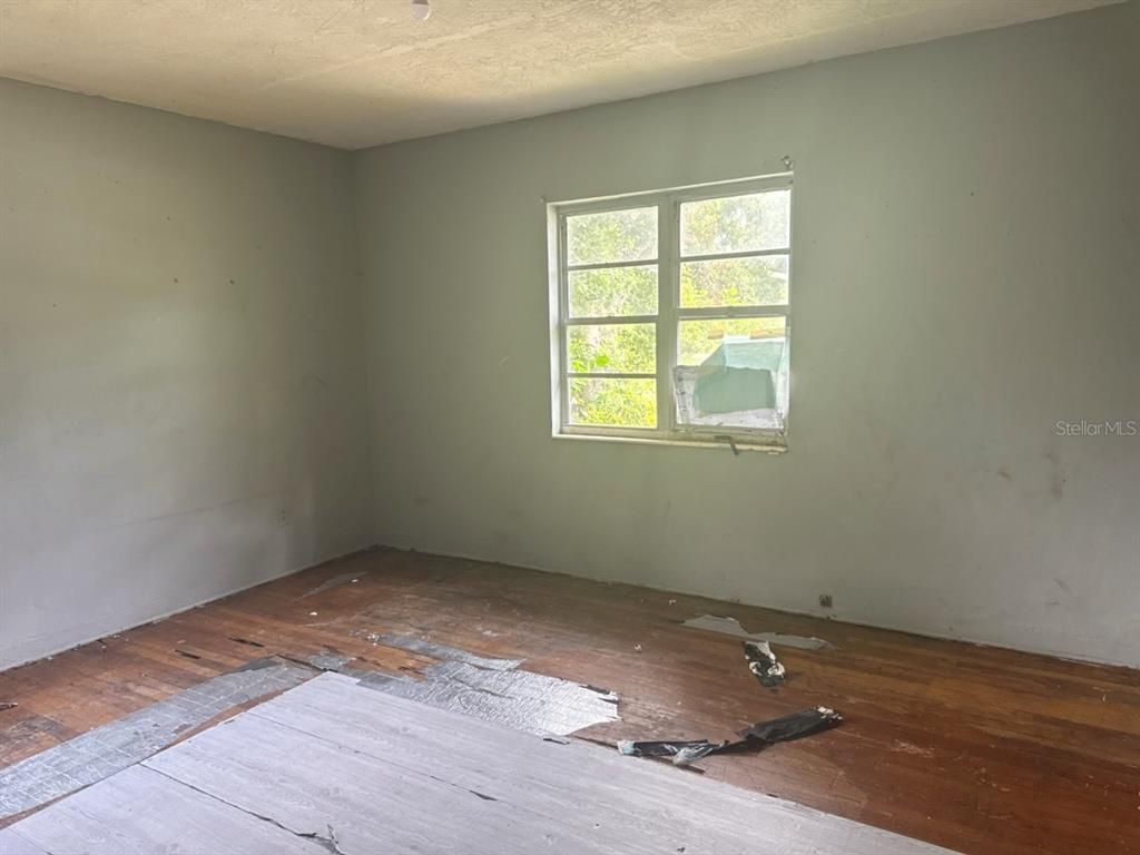 Image 10 of property listing at 3518 16TH AVENUE S, St Petersburg, FL 33711