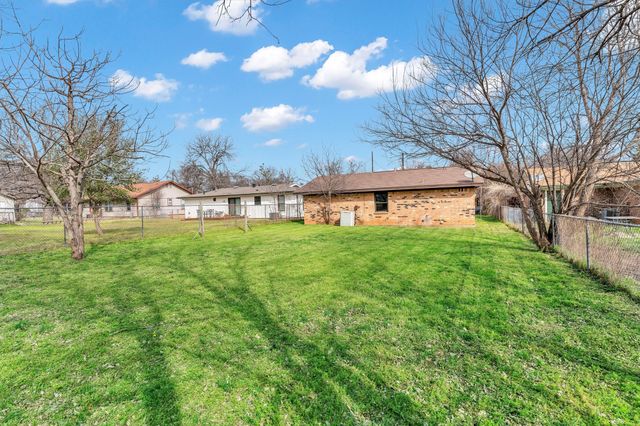 907 W Bridge, Granbury, TX 76048