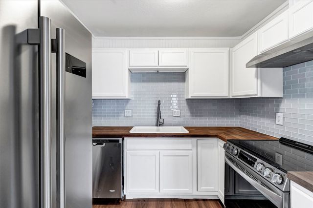 907 W Bridge, Granbury, TX 76048