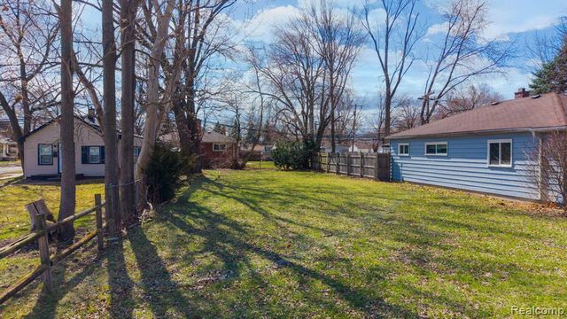 21913 Powers Avenue, Dearborn Heights, MI 48125