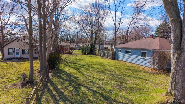 21913 Powers Avenue, Dearborn Heights, MI 48125