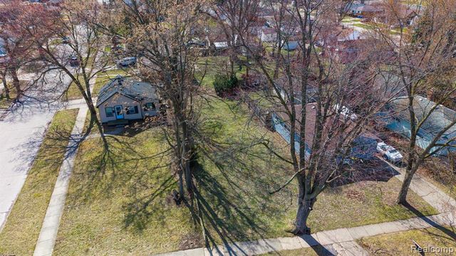 21913 Powers Avenue, Dearborn Heights, MI 48125