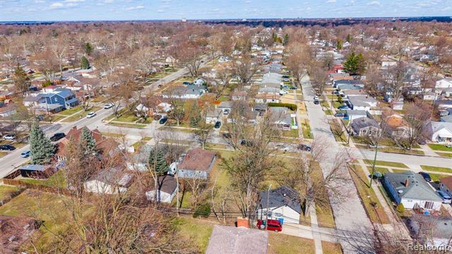 21913 Powers Avenue, Dearborn Heights, MI 48125