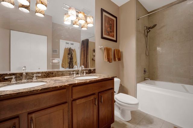 1033 W 14TH Place 318, Chicago, IL 60608