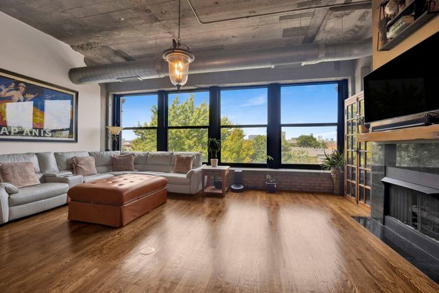 1033 W 14TH Place 318, Chicago, IL 60608