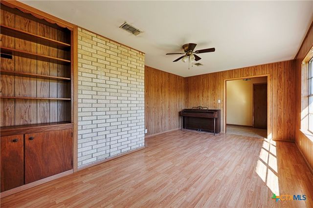 1168 County Road 450, Hallettsville, TX 77964