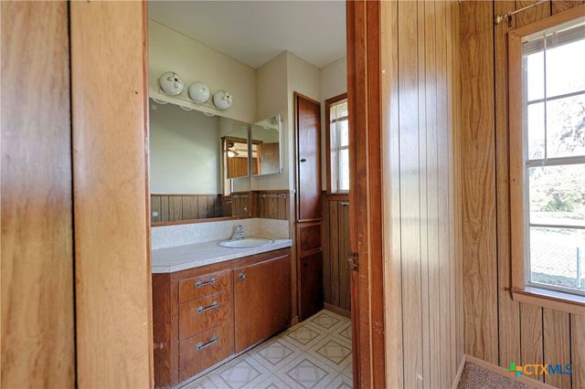 1168 County Road 450, Hallettsville, TX 77964