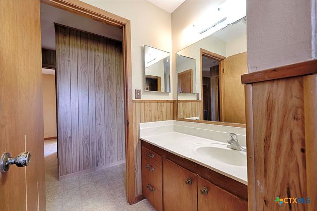 1168 County Road 450, Hallettsville, TX 77964