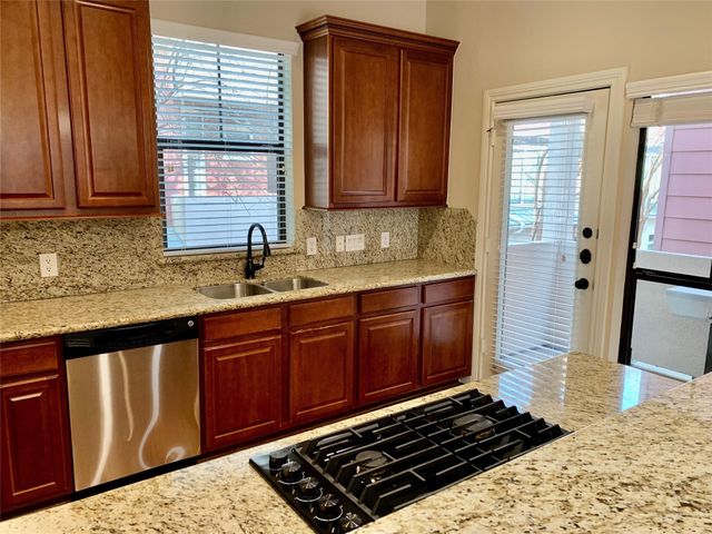 119 W 10th Street, Houston, TX 77008