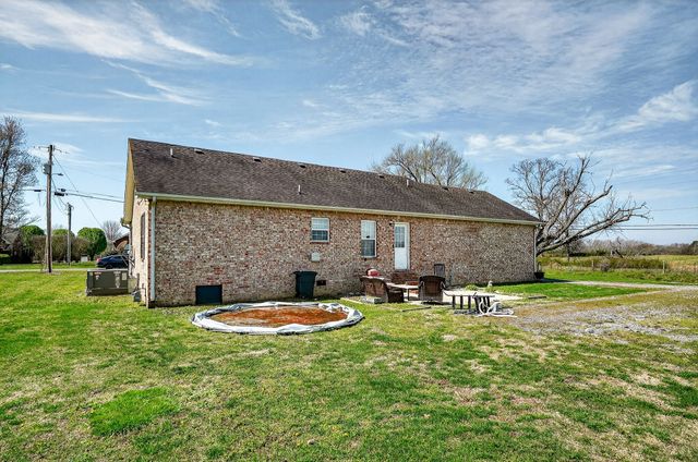 105 Big Hickory Ct, Smithville, TN 37166