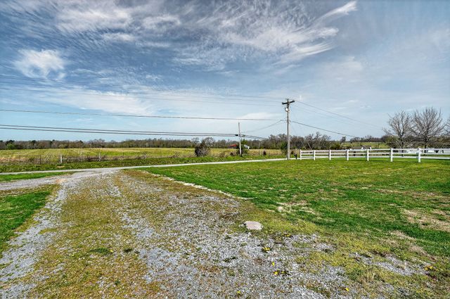 105 Big Hickory Ct, Smithville, TN 37166