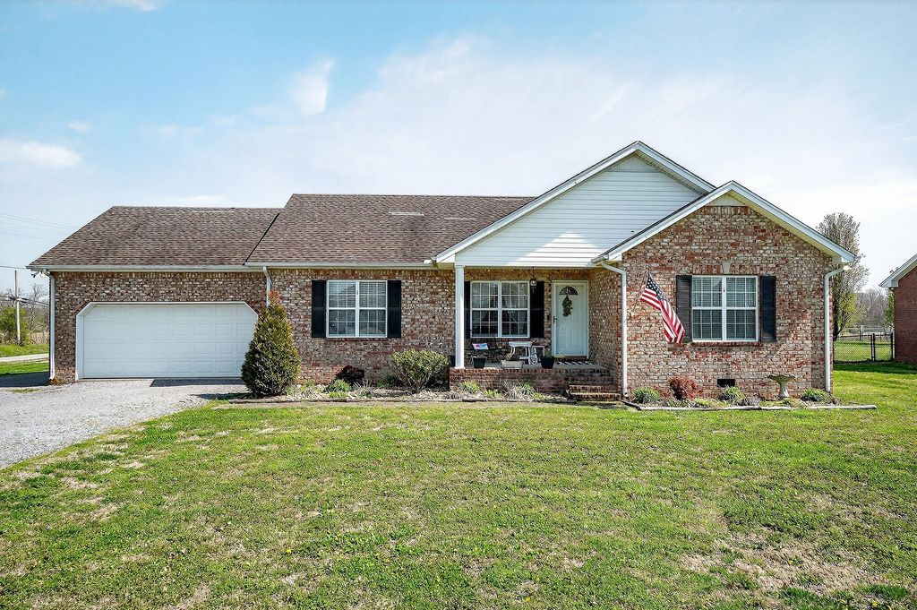 105 Big Hickory Ct, Smithville, TN 37166