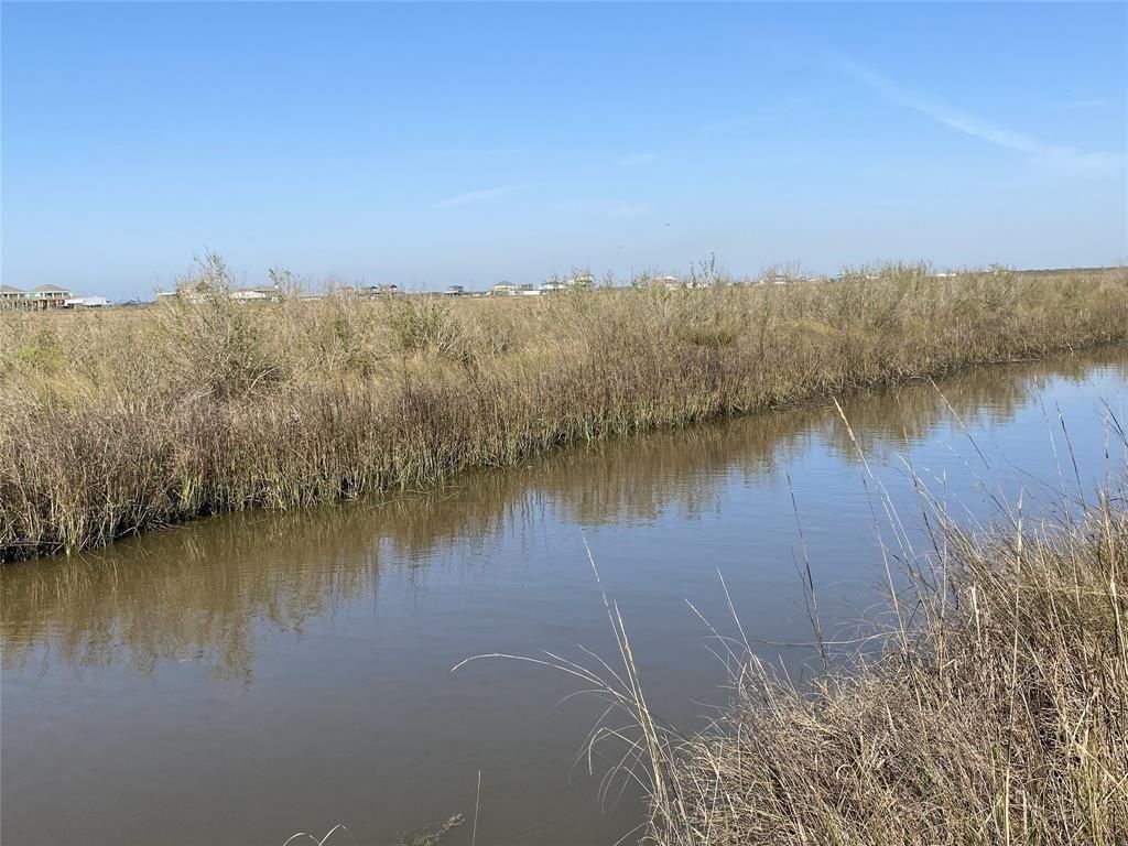 1215 4th Street, Gilchrist, TX 77617