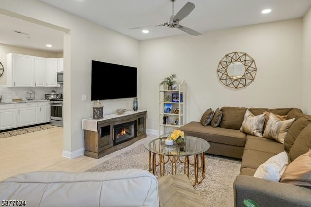 24 Elm St 2B, Montclair Twp., NJ 07042