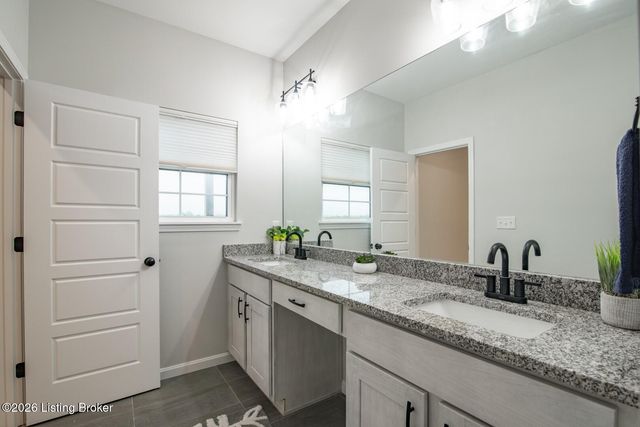 1576 Stringer Ln, Mt Washington, KY 40047