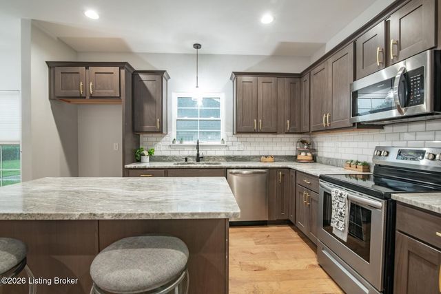 1576 Stringer Ln, Mt Washington, KY 40047