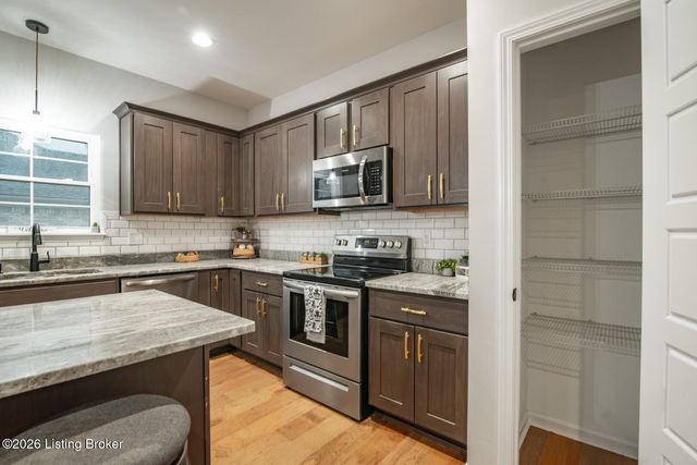 1576 Stringer Ln, Mt Washington, KY 40047