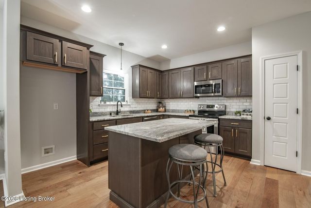 1576 Stringer Ln, Mt Washington, KY 40047
