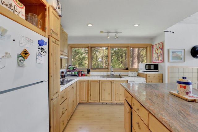 17820 N Forest Ln, Newman Lake, WA 99025