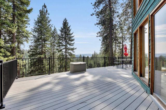 17820 N Forest Ln, Newman Lake, WA 99025